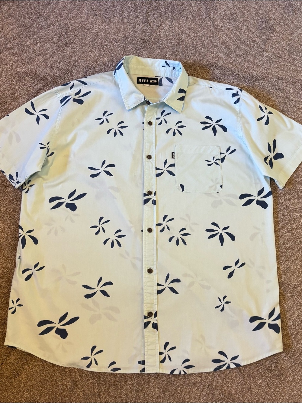 Reef Light Blue Short-Sleeve Button Up Shirt with Navy Floral Print, Men’s XL